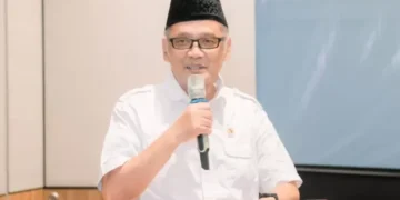Gus Irfan sedang menyampaikan sambutan dalam sebuah acara resmi; sosok yang disebut-sebut sebagai calon kuat Menteri Haji dan Umrah. (Sumber: CNN Indonesia / MCH)