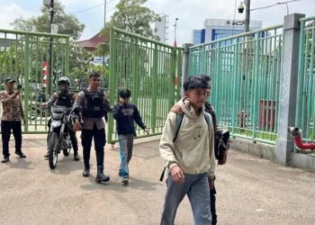 Ratusan pelajar berkumpul di titik penyekatan sebelum bergerak ke DPR saat dihadang oleh aparat kepolisian. (Sumber: bekasi.pojoksatu.id/ Adika Fadil Utomo)