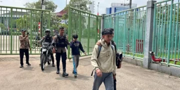 Ratusan pelajar berkumpul di titik penyekatan sebelum bergerak ke DPR saat dihadang oleh aparat kepolisian. (Sumber: bekasi.pojoksatu.id/ Adika Fadil Utomo)