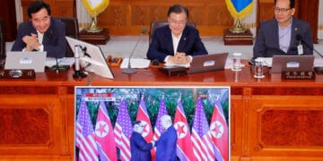 Presiden Korea Selatan Lee Jae Myung (tengah) saat pertemuan diplomatik, latar bendera Korea Selatan dan Amerika Serikat. (Sumber: PBS/Reuters)