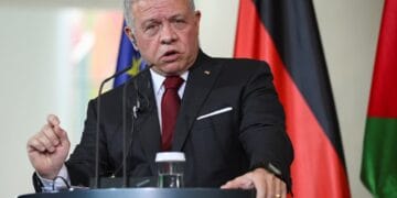 Perdana Menteri Yordania, Jafar Hassan, menyampaikan pernyataan resmi dalam sebuah konferensi pers di Amman—menyoroti respons kritis terhadap visi "Israel Raya". (Sumber: Reuters)