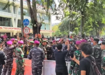 Personel Marinir TNI AL dikerahkan menenangkan massa demonstran yang berkumpul di depan Mako Brimob Kwitang usai insiden tragis tewasnya pengemudi ojol. Pendekatan humanis dan dialog mulai meredakan ketegangan.