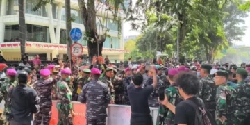 Personel Marinir TNI AL dikerahkan menenangkan massa demonstran yang berkumpul di depan Mako Brimob Kwitang usai insiden tragis tewasnya pengemudi ojol. Pendekatan humanis dan dialog mulai meredakan ketegangan.