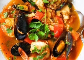 Semangkuk kaldu seafood hangat dengan aroma laut yang menggugah selera. Foto: Getty Images/iStockphoto