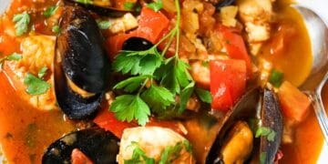 Semangkuk kaldu seafood hangat dengan aroma laut yang menggugah selera. Foto: Getty Images/iStockphoto