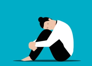 Ilustrasi perbandingan antara introvert dan pemalu yang sering disalahartikan. (Sumber: jatimnetwork.com)