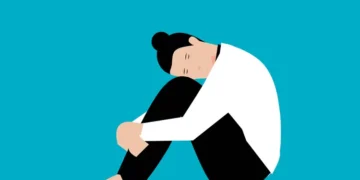 Ilustrasi perbandingan antara introvert dan pemalu yang sering disalahartikan. (Sumber: jatimnetwork.com)