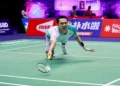 Jonatan Christie tengah fokus mengembalikan kok saat bertanding di Kejuaraan Dunia BWF 2025 di Paris. (Sumber: ANTARA / HO-PBSI)