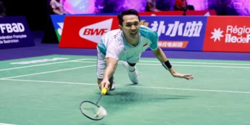 Jonatan Christie tengah fokus mengembalikan kok saat bertanding di Kejuaraan Dunia BWF 2025 di Paris. (Sumber: ANTARA / HO-PBSI)