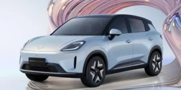 Wuling Bingo S tampak elegan dengan desain SUV kompak modern, siap bersaing di pasar mobil listrik di bawah Rp 200 juta. (Sumber: Car2Day)