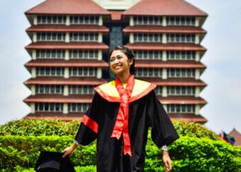 Wisudawan UI mengenakan toga saat prosesi wisuda—ilustrasi suasana acara kelulusan yang kerap membuat peserta sibuk bergerak naik turun tangga. Sumber: Pixabay (ilustrasi prosesi wisuda)