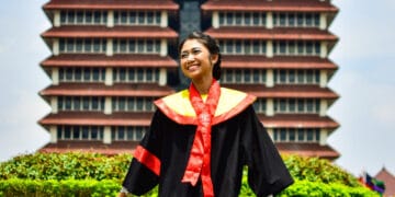 Wisudawan UI mengenakan toga saat prosesi wisuda—ilustrasi suasana acara kelulusan yang kerap membuat peserta sibuk bergerak naik turun tangga. Sumber: Pixabay (ilustrasi prosesi wisuda)