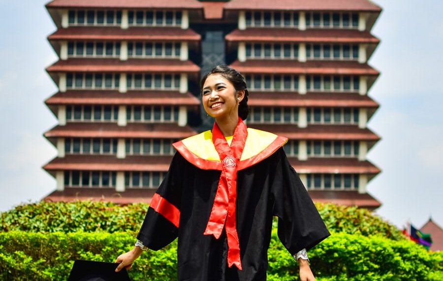 Wisudawan UI mengenakan toga saat prosesi wisuda—ilustrasi suasana acara kelulusan yang kerap membuat peserta sibuk bergerak naik turun tangga. Sumber: Pixabay (ilustrasi prosesi wisuda)