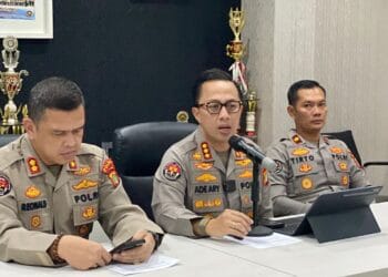 Polisi menghadirkan tersangka kasus penculikan dan pembunuhan Kepala Cabang Pembantu (KCP) bank BUMN dalam konferensi pers. (Sumber: Danandaya Arya Putra-Okezone)