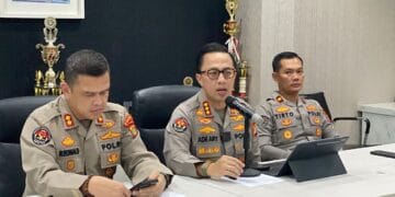Polisi menghadirkan tersangka kasus penculikan dan pembunuhan Kepala Cabang Pembantu (KCP) bank BUMN dalam konferensi pers. (Sumber: Danandaya Arya Putra-Okezone)