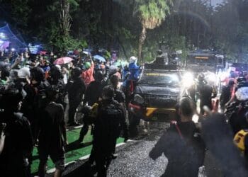 Situasi kericuhan di Jalan Otista, Jakarta Timur—massa melempar benda ke arah petugas dalam aksi protes terkait kematian pengemudi ojol. (Sumber: ANTARA FOTO/MUHAMMAD ADIMAJA via CNN)