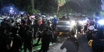 Situasi kericuhan di Jalan Otista, Jakarta Timur—massa melempar benda ke arah petugas dalam aksi protes terkait kematian pengemudi ojol. (Sumber: ANTARA FOTO/MUHAMMAD ADIMAJA via CNN)