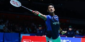 Alwi Farhan sedang bersiap di lapangan pertandingan menjelang Kejuaraan Dunia 2025. Sumber: dok. PBSI melalui detikSport.