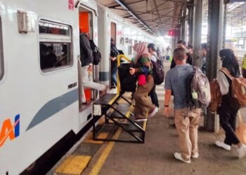 Penumpang bersiap naik ke dalam kereta antarkota yang bersih—menyamarkan konflik antara hak merokok larut di suasana umum yang ideal. (Sumber: pasardana.id)