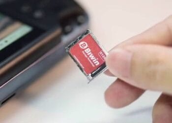 Biwin meluncurkan SSD baru seukuran kartu SIM, mini tapi super kencang—bisa dibaca sampai 3.700 MB/s, tahan air, debu, dan jatuh 3 meter. Cocok untuk konsol genggam dan perangkat portabel. (foto: dok. GPD)