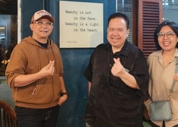 Adjie Soetama saat bersama rekan-rekan musisi, diabadikan sebelum kepergiannya. Sumber: VOI