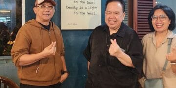 Adjie Soetama saat bersama rekan-rekan musisi, diabadikan sebelum kepergiannya. Sumber: VOI