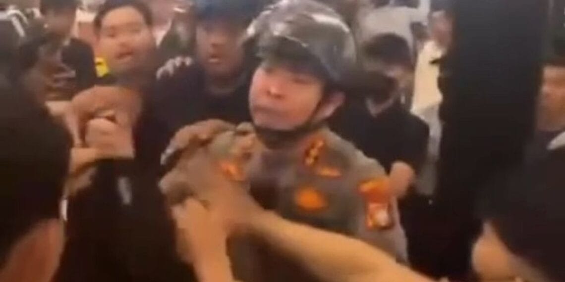 Pengunjung dan Karyawan Mie Gacoan Kompak Halangi Polisi, Lindungi Pendemo di Tengah Kerusuhan Suasana ricuh di dalam gerai Mie Gacoan saat pengunjung dan karyawan berupaya melindungi pendemo dari tindakan aparat. Sumber: VOI editorial