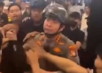 Suasana ricuh di dalam gerai Mie Gacoan saat pengunjung dan karyawan berupaya melindungi pendemo dari tindakan aparat. Sumber: VOI editorial