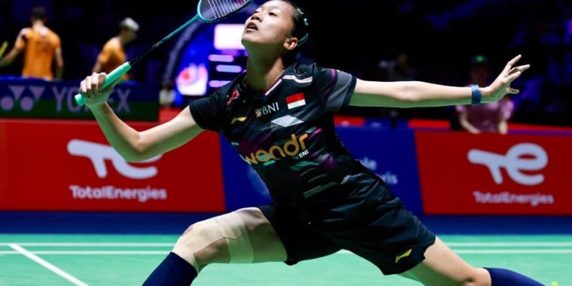Putri Kusuma Wardani (Putri KW) saat bertanding di babak perempat final menghadapi Pusarla V. Sindhu di Adidas Arena, Paris, Prancis. (Sumber: ANTARA/PBSI)