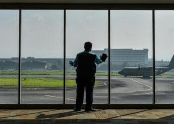 Suasana area check-in Bandara Husein Sastranegara Bandung—menampilkan layar kosong dan tanda “tutup”, menanti momen operasional kembali yang sudah di depan mata. (Sumber: ANTARA FOTO/Raisan Al Farisi)