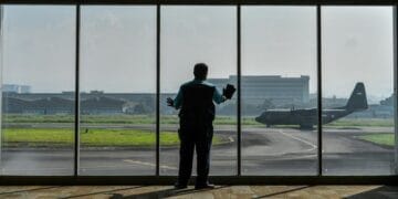 Suasana area check-in Bandara Husein Sastranegara Bandung—menampilkan layar kosong dan tanda “tutup”, menanti momen operasional kembali yang sudah di depan mata. (Sumber: ANTARA FOTO/Raisan Al Farisi)