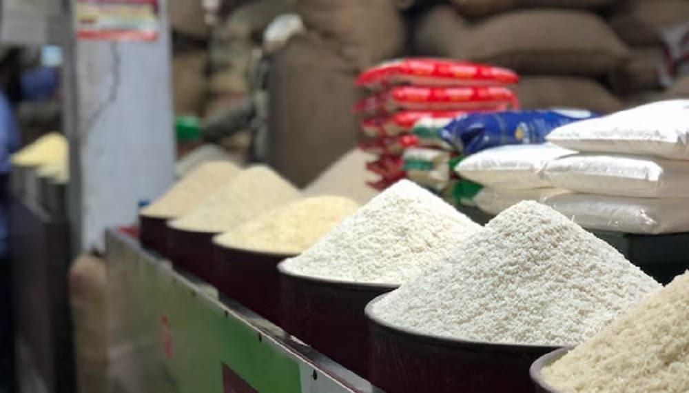 Ilustrasi rak-rak penuh beras di toko—menggambarkan ironi harga beras yang tinggi meski pasokan terlihat melimpah. (Sumber: Freepik)