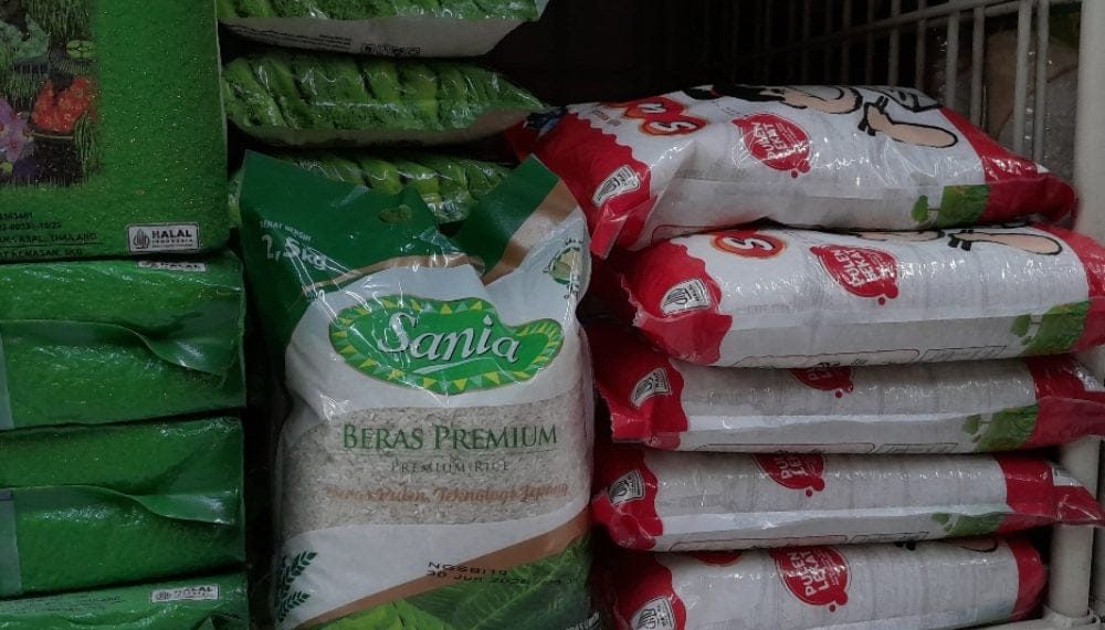 Stok beras premium tertata di etalase gerai ritel—ilustrasi situasi harga tinggi yang sedang mencemaskan masyarakat. (Sumber: Bisnis.com)