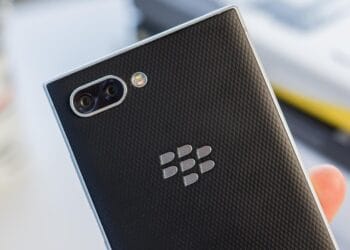 Teras belakang ponsel BlackBerry klasik Q20 kini mengalami kebangkitan dengan sentuhan modern—layar tetap kotak dan keyboard fisik tetap jadi daya tarik utama. (Sumber: TechAdvisor)