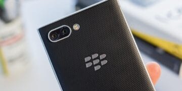 Teras belakang ponsel BlackBerry klasik Q20 kini mengalami kebangkitan dengan sentuhan modern—layar tetap kotak dan keyboard fisik tetap jadi daya tarik utama. (Sumber: TechAdvisor)