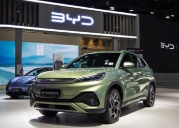 Pameran mobil listrik merek BYD asal China, yang tengah mengembangkan investasi di Indonesia. Foto: Ilustrasi kendaraan EV di pameran otomotif internasional