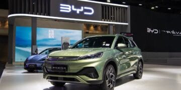 Pameran mobil listrik merek BYD asal China, yang tengah mengembangkan investasi di Indonesia. Foto: Ilustrasi kendaraan EV di pameran otomotif internasional