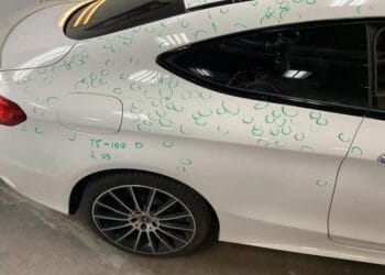 Ilustrasi proses Paintless Dent Repair (PDR)—teknik memperbaiki penyok kendaraan tanpa mengecat ulang bodi mobil—menunjukkan bagaimana teknisi bekerja dari sisi dalam panel mobil menggunakan alat khusus. (Sumber: dent-picks.com)