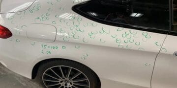 Ilustrasi proses Paintless Dent Repair (PDR)—teknik memperbaiki penyok kendaraan tanpa mengecat ulang bodi mobil—menunjukkan bagaimana teknisi bekerja dari sisi dalam panel mobil menggunakan alat khusus. (Sumber: dent-picks.com)