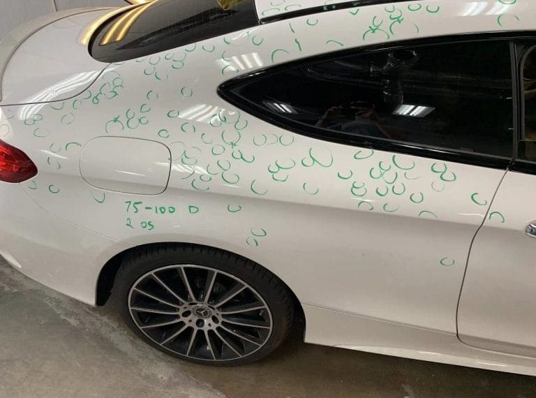 Ilustrasi proses Paintless Dent Repair (PDR)—teknik memperbaiki penyok kendaraan tanpa mengecat ulang bodi mobil—menunjukkan bagaimana teknisi bekerja dari sisi dalam panel mobil menggunakan alat khusus. (Sumber: dent-picks.com)