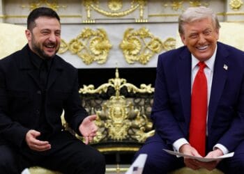 Donald Trump tengah berbincang hangat dengan Presiden Ukraina Volodymyr Zelenskyy di Oval Office, Gedung Putih—suasana mencerminkan harapan perdamaian baru di tengah konflik panjang. (Sumber: ABC News / Mandel Ngan/AFP via Getty Images.)