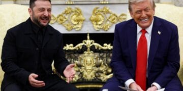 Donald Trump tengah berbincang hangat dengan Presiden Ukraina Volodymyr Zelenskyy di Oval Office, Gedung Putih—suasana mencerminkan harapan perdamaian baru di tengah konflik panjang. (Sumber: ABC News / Mandel Ngan/AFP via Getty Images.)