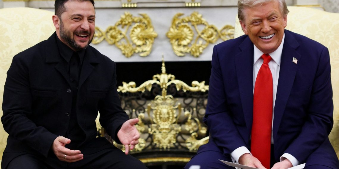 Donald Trump tengah berbincang hangat dengan Presiden Ukraina Volodymyr Zelenskyy di Oval Office, Gedung Putih—suasana mencerminkan harapan perdamaian baru di tengah konflik panjang. (Sumber: ABC News / Mandel Ngan/AFP via Getty Images.)