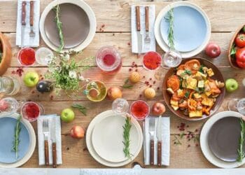 Piring makan yang tertata dengan sayur, buah, dan nasi—menggambarkan urutan konsumsi makanan yang disarankan agar nutrisi lebih optimal.