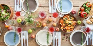 Piring makan yang tertata dengan sayur, buah, dan nasi—menggambarkan urutan konsumsi makanan yang disarankan agar nutrisi lebih optimal.