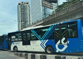 Bus TransJakarta berhenti, menunjukkan situasinya yang hening saat layanan dihentikan sementara. (Sumber: rmnews.id)