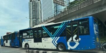 Bus TransJakarta berhenti, menunjukkan situasinya yang hening saat layanan dihentikan sementara. (Sumber: rmnews.id)