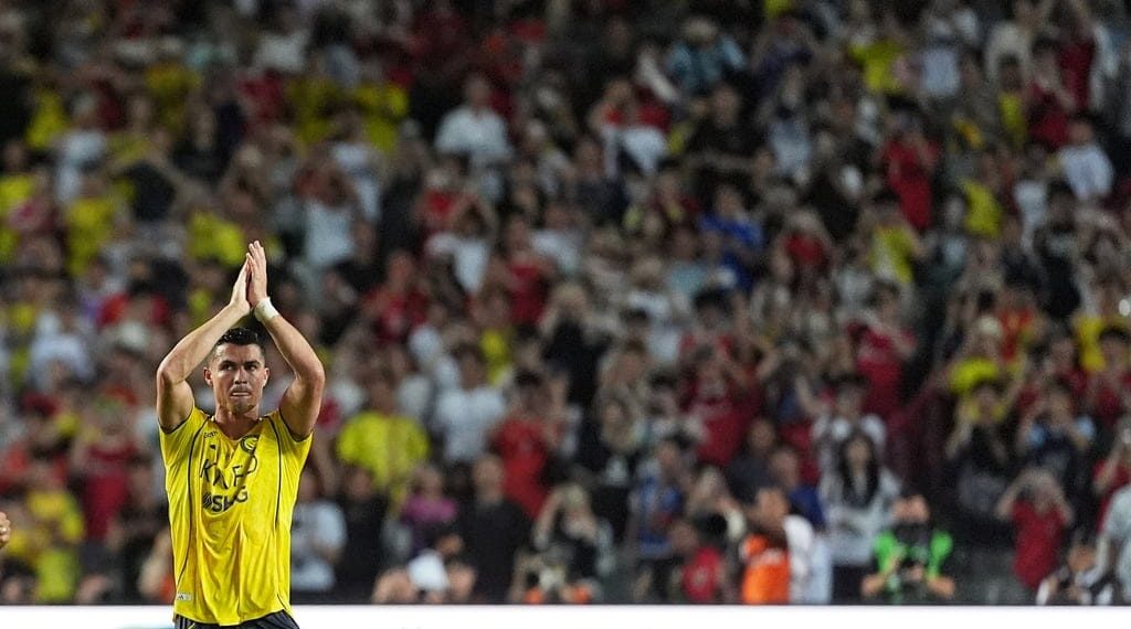 Cristiano Ronaldo terlihat mengenakan seragam Al-Nassr saat pertandingan semifinal Piala Super Saudi melawan Al-Ittihad di Hong Kong—momennya saat memberikan assist penting bagi Joao Félix. (Sumber: SCMP/Elson Li)