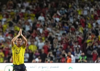 Cristiano Ronaldo terlihat mengenakan seragam Al-Nassr saat pertandingan semifinal Piala Super Saudi melawan Al-Ittihad di Hong Kong—momennya saat memberikan assist penting bagi Joao Félix. (Sumber: SCMP/Elson Li)