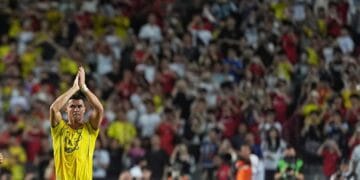 Cristiano Ronaldo terlihat mengenakan seragam Al-Nassr saat pertandingan semifinal Piala Super Saudi melawan Al-Ittihad di Hong Kong—momennya saat memberikan assist penting bagi Joao Félix. (Sumber: SCMP/Elson Li)